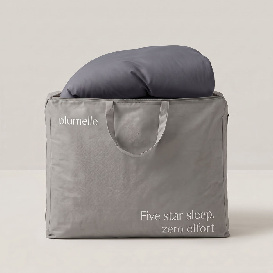 Plumelle waschbare Bettdecke in Charcoal in der grauen Aufbewahrungstasche mit Henkel und Logo, nahtlose 100% Baumwolle.
